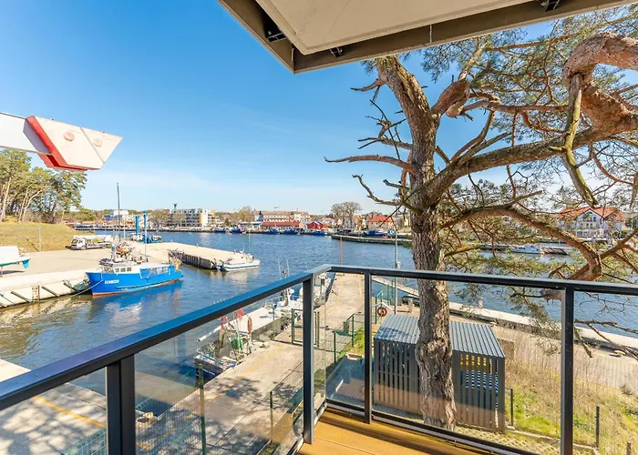 Lighthouse 03 Surfingbird *